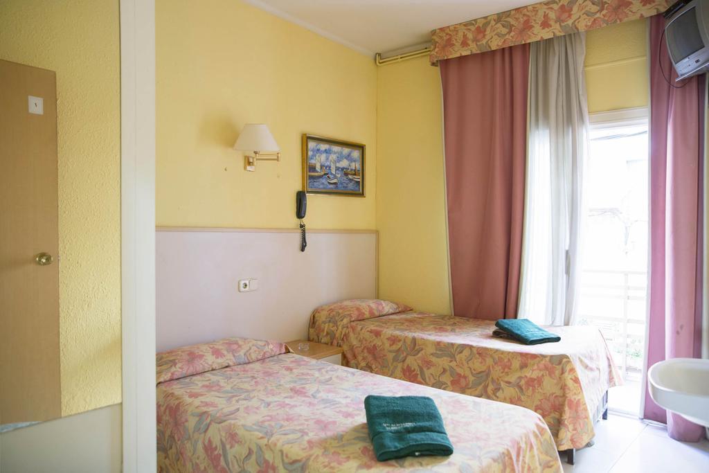 Chambre Double ou Lits Jumeaux avec Lit d'Appoint et Salle de Bains Commune